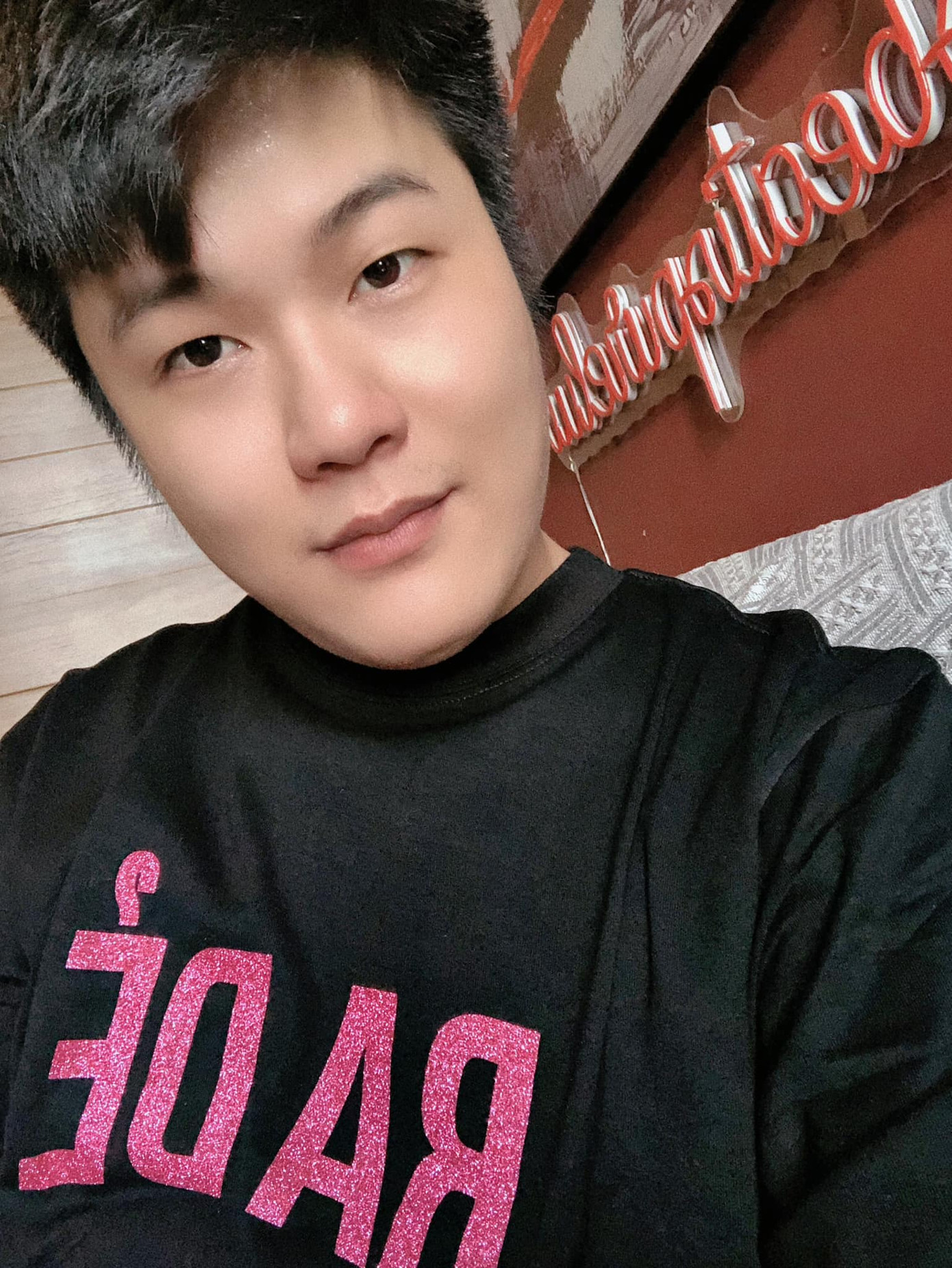 Nhà sản xuất âm nhạc Nemo (Trần Huy Hùng) và Trang Pháp (phải) mâu thuẫn về vấn đề bản quyền. Nhà sản xuất âm nhạc Nemo (Trần Huy Hùng) và Trang Pháp (phải) mâu thuẫn về vấn đề bản quyền.