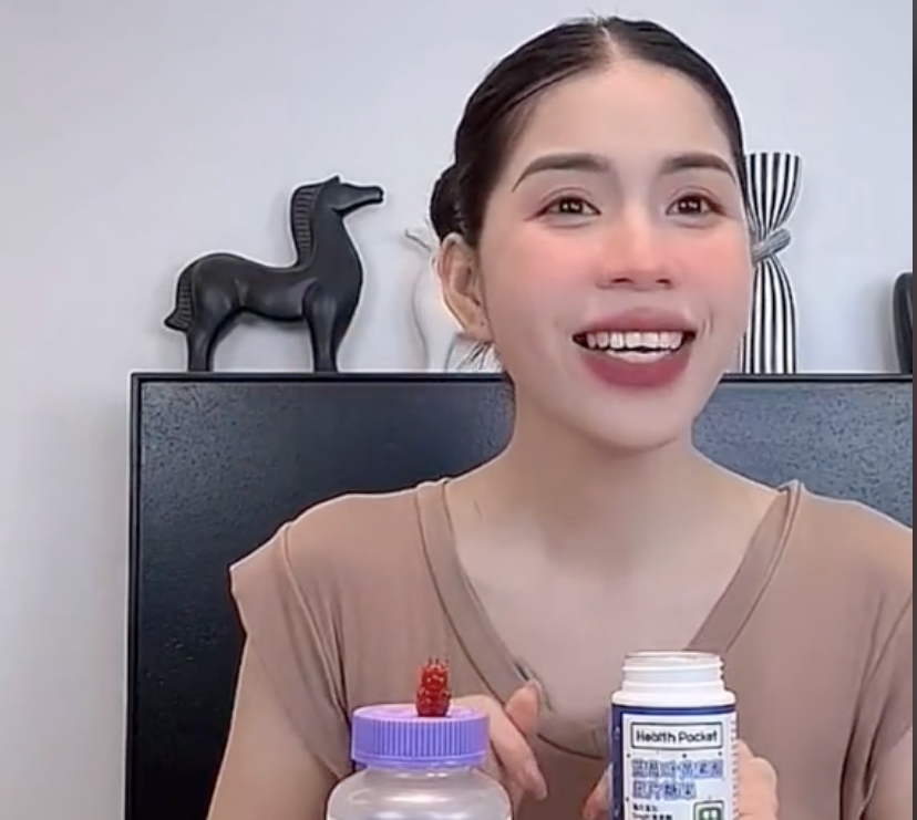 Hằng Du Mục quảng cáo sản phẩm kẹo lutein ester từ việt quất đang hứng chịu chỉ trích. Hằng Du Mục quảng cáo sản phẩm kẹo lutein ester từ việt quất đang hứng chịu chỉ trích.