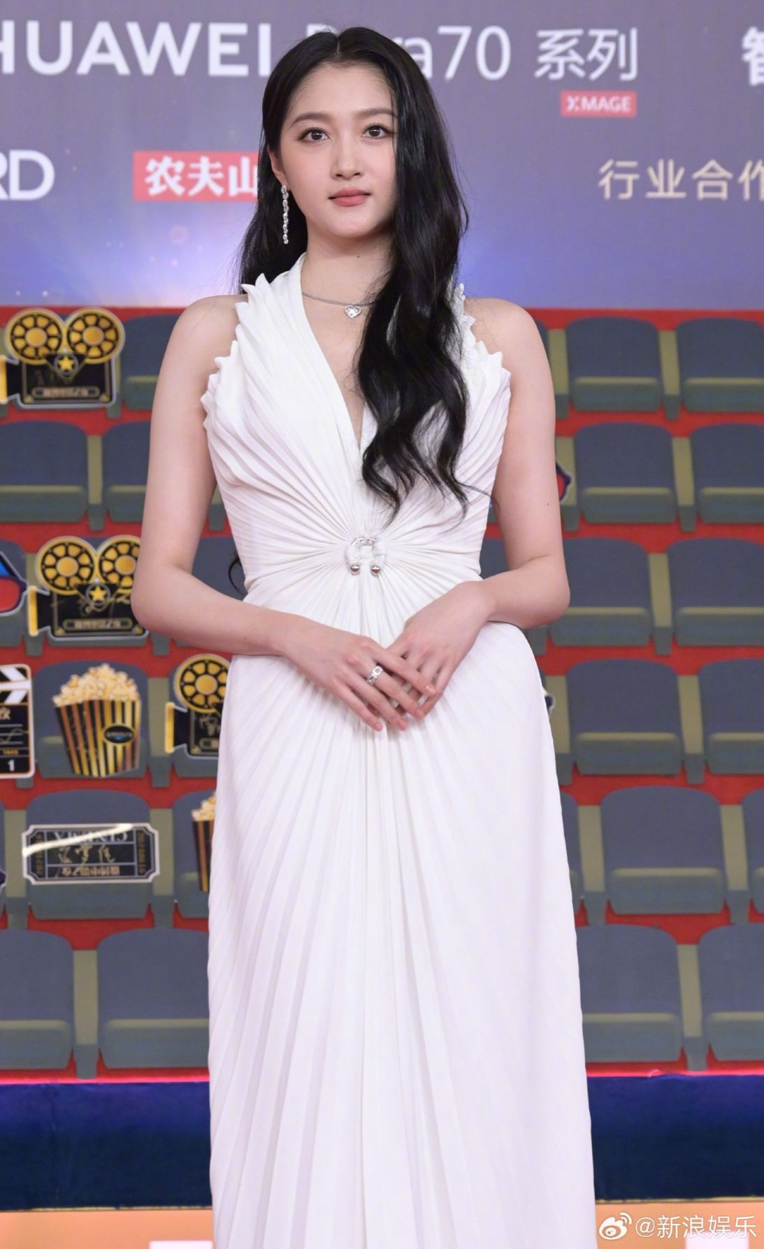 Văn Kỳ (trái) chọn trang phục xuyên thấu, họa tiết hoa 3D, trong khi Quan Hiểu Đồng thanh lịch với đầm xếp lớp cầu kỳ.