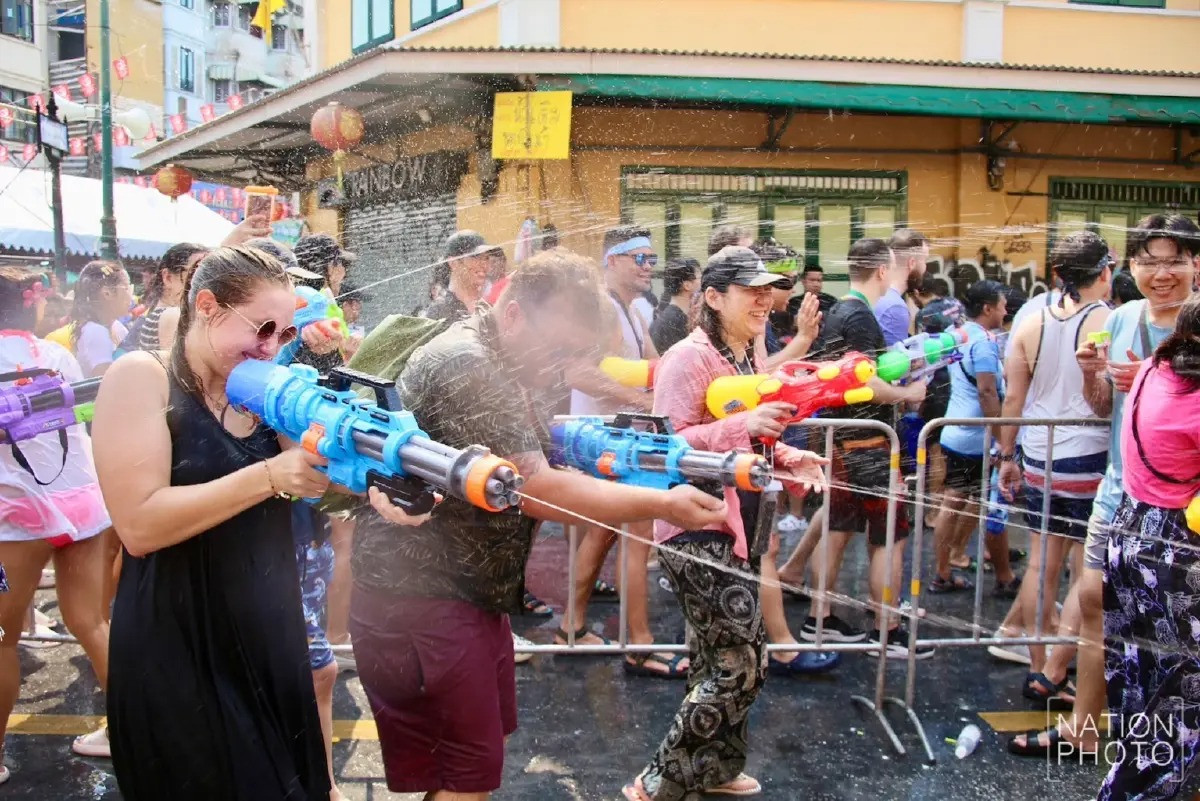 Theo truyền thuyết, bảy người con gái của thần Brahma đại diện cho bảy ngày trong tuần, có nhiệm vụ giúp nhân gian tránh khỏi tai ương. Ngày Songkran rơi vào ngày nào, người con gái đó sẽ là nàng Songkran của năm đó.