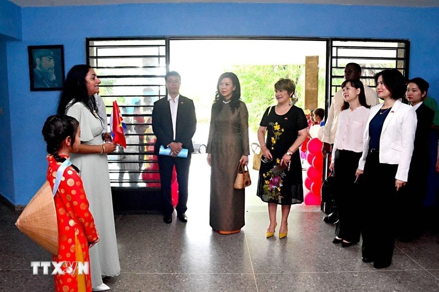 Phu nhân Ngô Phương Ly thăm Trường Tiểu học Võ Thị Thắng ở quận Playa, thủ đô La Habana. (Ảnh: Lâm Khánh/TTXVN)