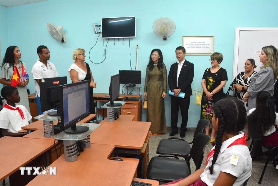 Phu nhân Ngô Phương Ly thăm Trường Tiểu học Võ Thị Thắng ở quận Playa, thủ đô La Habana. (Ảnh: Lâm Khánh/TTXVN)