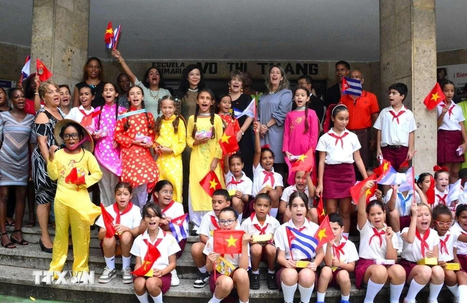 Phu nhân Ngô Phương Ly với học sinh Trường Tiểu học Võ Thị Thắng ở quận Playa, thủ đô La Habana. (Ảnh: Lâm Khánh/TTXVN)