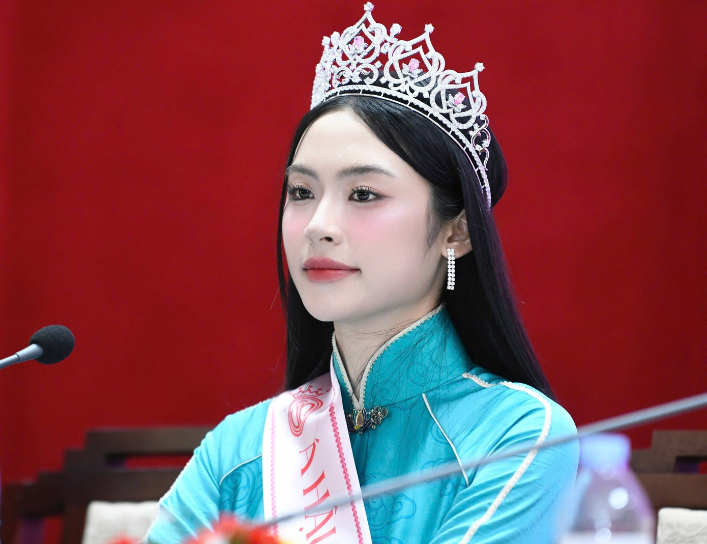 “Trước đây, tôi là người rụt rè. Bước vào nhà chung Hoa hậu Việt Nam, tôi nhận ra mình có thể là người không toàn diện, nhưng biết lắng nghe, học hỏi sẽ giúp bản thân tốt hơn, trưởng thành hơn mỗi ngày. Tôi biết ơn vì dám chia sẻ những điều chưa hoàn thiện và nhận được sự góp ý từ mọi người”, Vân Nhi nói. “Trước đây, tôi là người rụt rè. Bước vào nhà chung Hoa hậu Việt Nam, tôi nhận ra mình có thể là người không toàn diện, nhưng biết lắng nghe, học hỏi sẽ giúp bản thân tốt hơn, trưởng thành hơn mỗi ngày. Tôi biết ơn vì dám chia sẻ những điều chưa hoàn thiện và nhận được sự góp ý từ mọi người”, Vân Nhi nói.