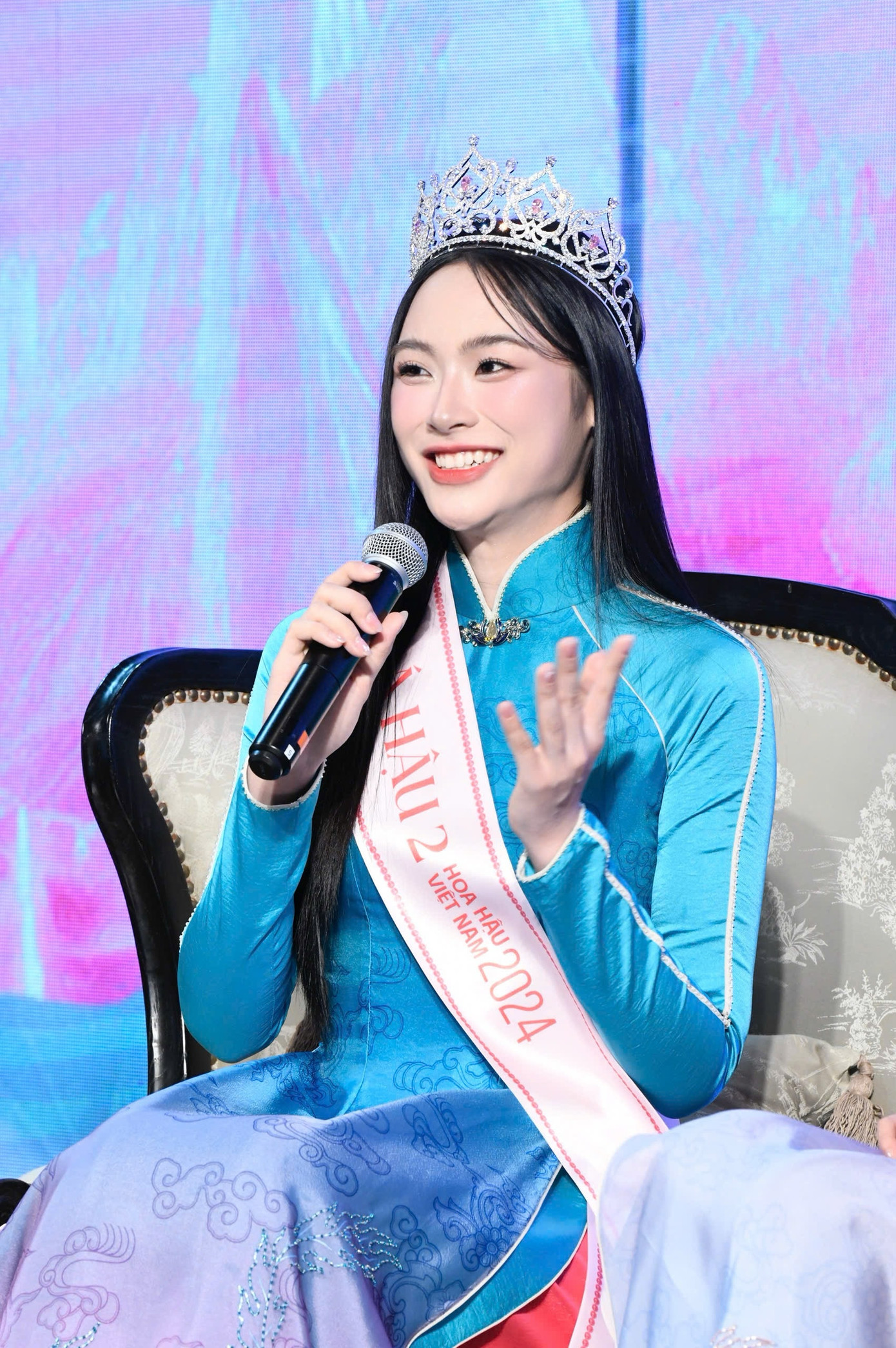 Á hậu 2 Hoa hậu Việt Nam 2024 cho biết sau khi dời lịch chung kết đến ngày 27/6, cô cùng các thí sinh thêm khoảng thời gian ở Huế và hiểu thêm về mảnh đất cố đô. Á hậu 2 Hoa hậu Việt Nam 2024 cho biết sau khi dời lịch chung kết đến ngày 27/6, cô cùng các thí sinh thêm khoảng thời gian ở Huế và hiểu thêm về mảnh đất cố đô.