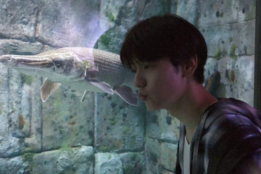 Một người hâm mộ bắt gặp và xin chữ ký của Soobin và Beomgyu ở Phú Quốc chia sẻ trên Twitter rằng gia đình thấy cả hai tại thủy cung ngày 9/2 và khen ngoại hình hai nam thần tượng cao ráo, đẹp trai hơn trên màn ảnh.