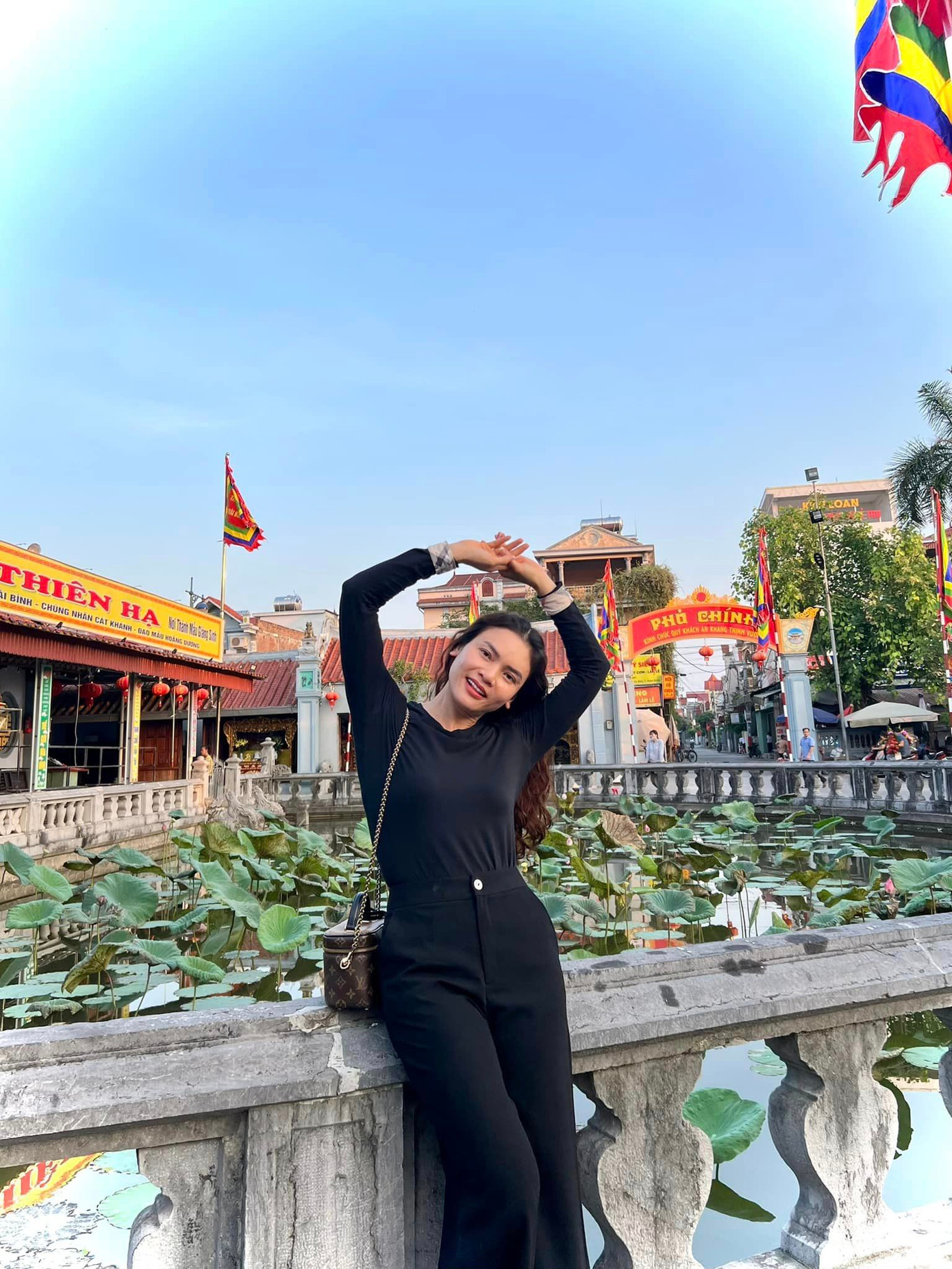 Đời thường, ca sĩ mang lại hình ảnh nhiệt huyết, vui vẻ, tràn đầy năng lượng.