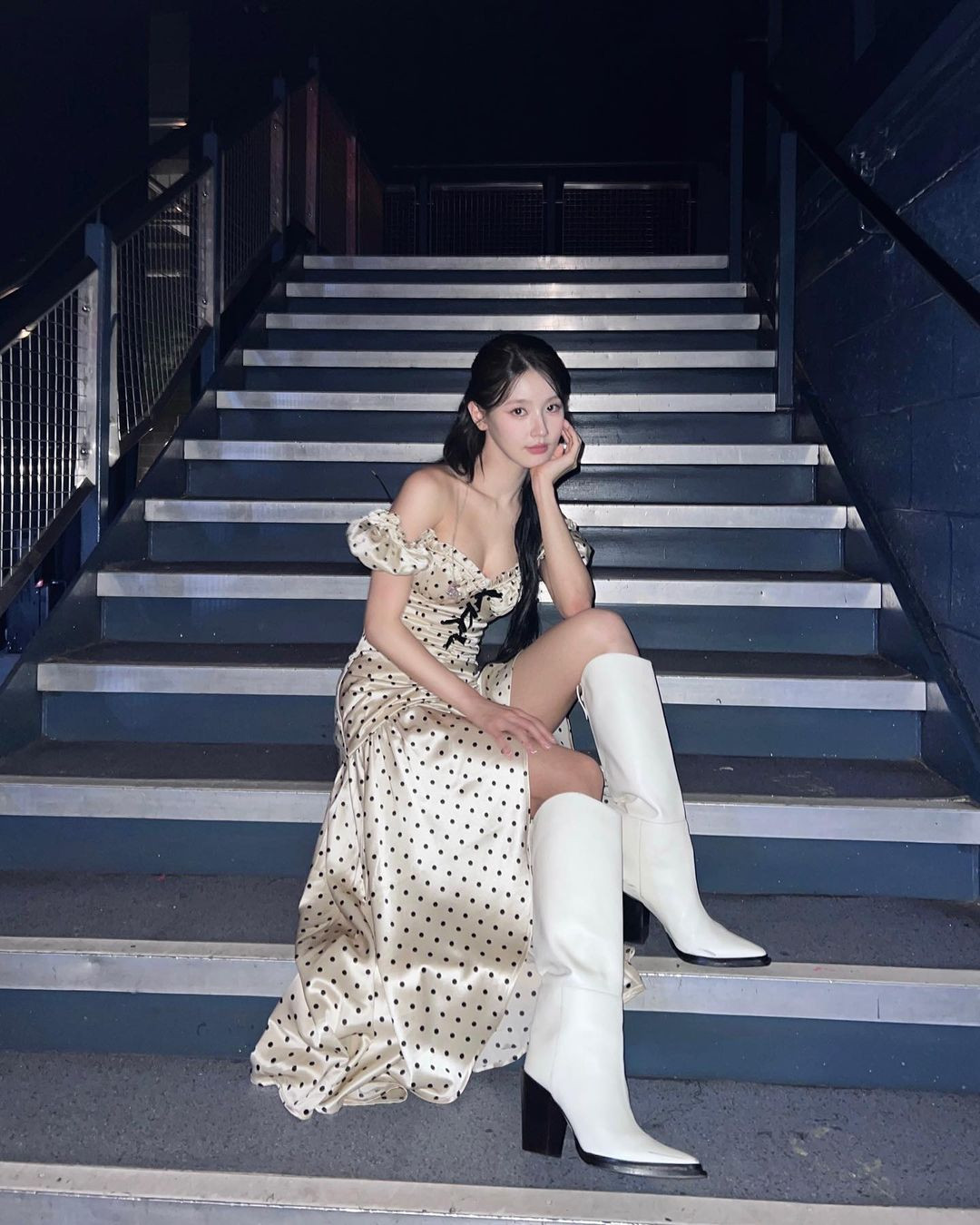 Trong nhóm (G)I-DLE, Miyeon đảm nhận vị trí giọng ca chính, tuy thế những cuộc tranh luận của người hâm mộ khi nhóm phát hành ca khúc mới vẫn luôn diễn ra. Nhiều khán giả cảm thấy công ty đối xử bất công với Miyeon khi cô thường xuyên có ít lời hát ở ca khúc chủ đề dù hát chính.