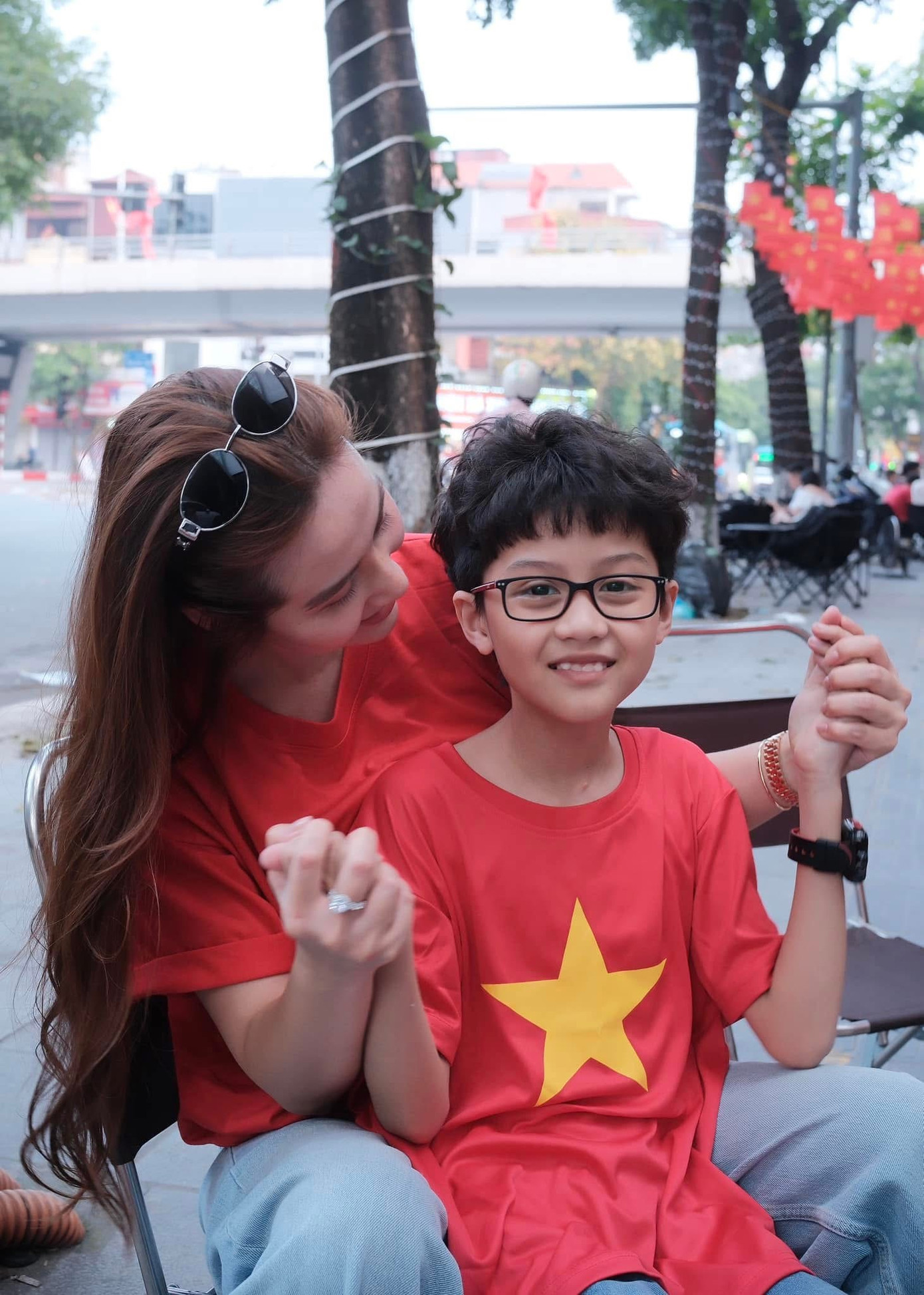 Diễn viên Phan Minh Huyền đưa con trai tận hưởng không khí ngày trọng đại của đất nước.