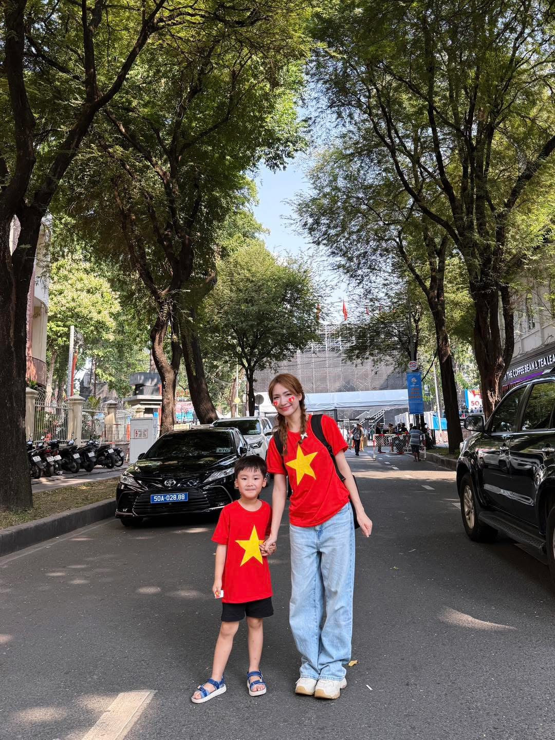 Hòa Minzy cùng con trai - bé Bo - xem Lễ diễu binh, diễu hành dịp Đại lễ 30/4. &quot;Kỷ niệm tuyệt đẹp của 2 mẹ con. Mong con trai sẽ có trái tim yêu dân tộc nồng nàn giống mẹ, con ngoan trò giỏi, cháu ngoan Bác Hồ&quot;, nữ ca sĩ chia sẻ.