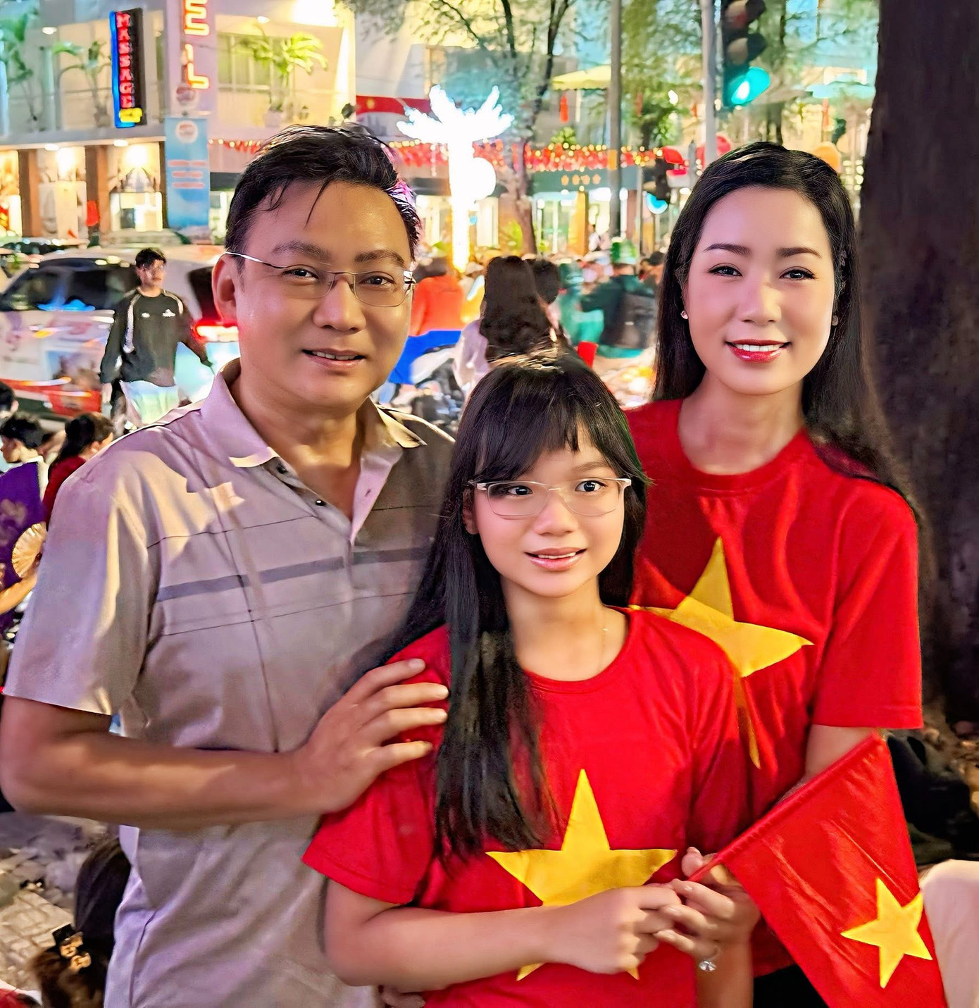 Gia đình NSND Trịnh Kim Chi cùng nhau đi xem “concert quốc gia”, lễ kỷ niệm 50 Giải phóng miền Nam, thống nhất đất nước.