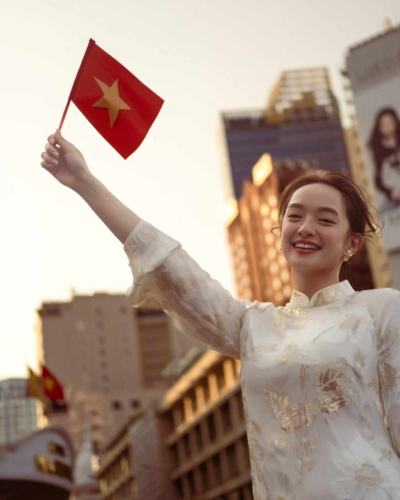 Khoảnh khắc đẹp của diễn viên Kaity Nguyễn cùng lá cờ Tổ quốc.