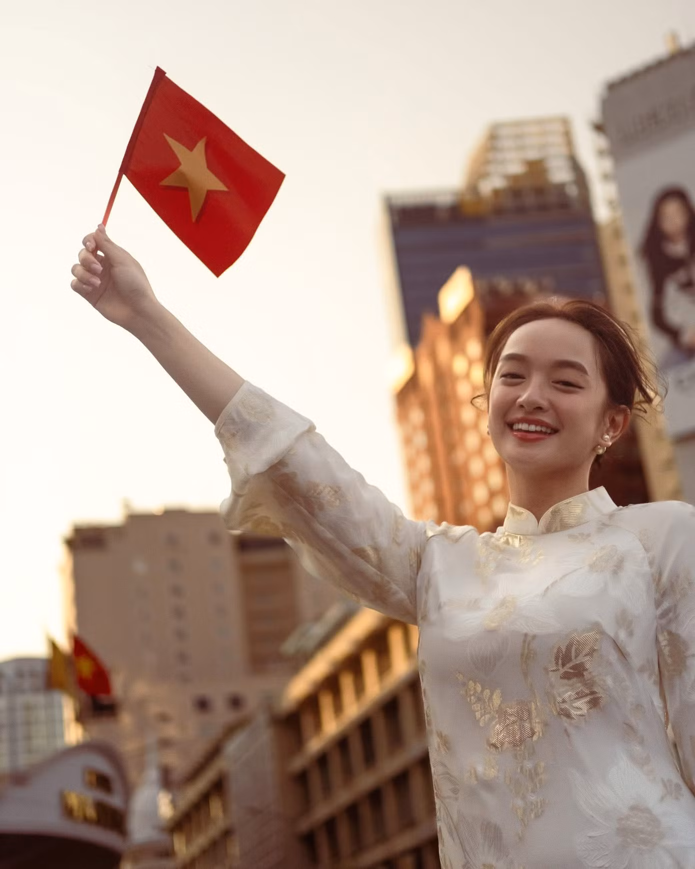 Khoảnh khắc đẹp của diễn viên Kaity Nguyễn cùng lá cờ Tổ quốc.