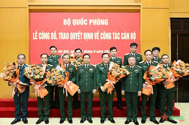 Đại tướng Phan Văn Giang và các đại biểu tặng hoa chúc mừng các đồng chí được thăng quân hàm cấp tướng. Đại tướng Phan Văn Giang và các đại biểu tặng hoa chúc mừng các đồng chí được thăng quân hàm cấp tướng.