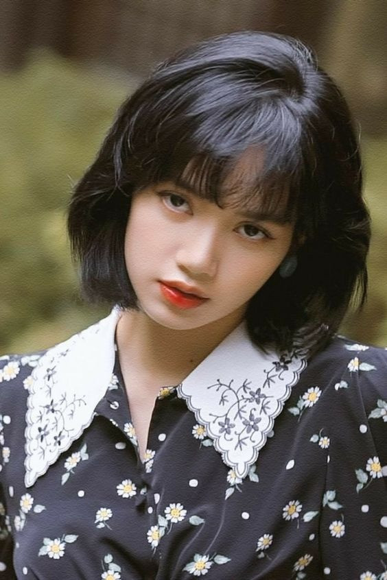 Ồn ào bủa vây sau khi nữ thần tượng diễn thoát y. Lisa có nguy cơ đánh mất thị trường Trung Quốc.