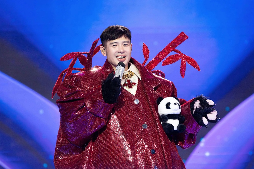 Nhà sản xuất, ban cố vấn bị cho là thiên vị Cú Tây Bắc (phải).