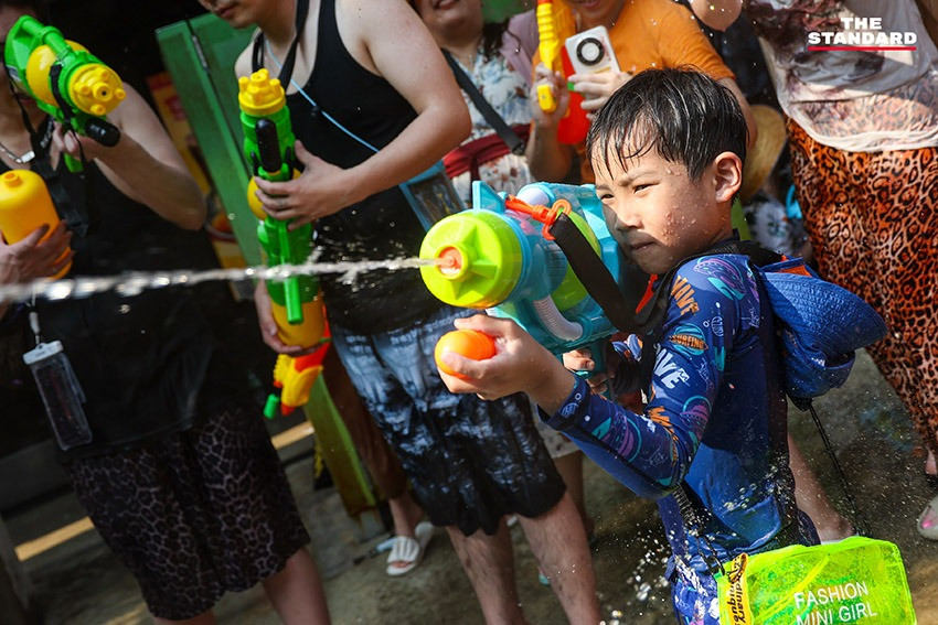 Theo truyền thuyết, bảy người con gái của thần Brahma đại diện cho bảy ngày trong tuần, có nhiệm vụ giúp nhân gian tránh khỏi tai ương. Ngày Songkran rơi vào ngày nào, người con gái đó sẽ là nàng Songkran của năm đó.