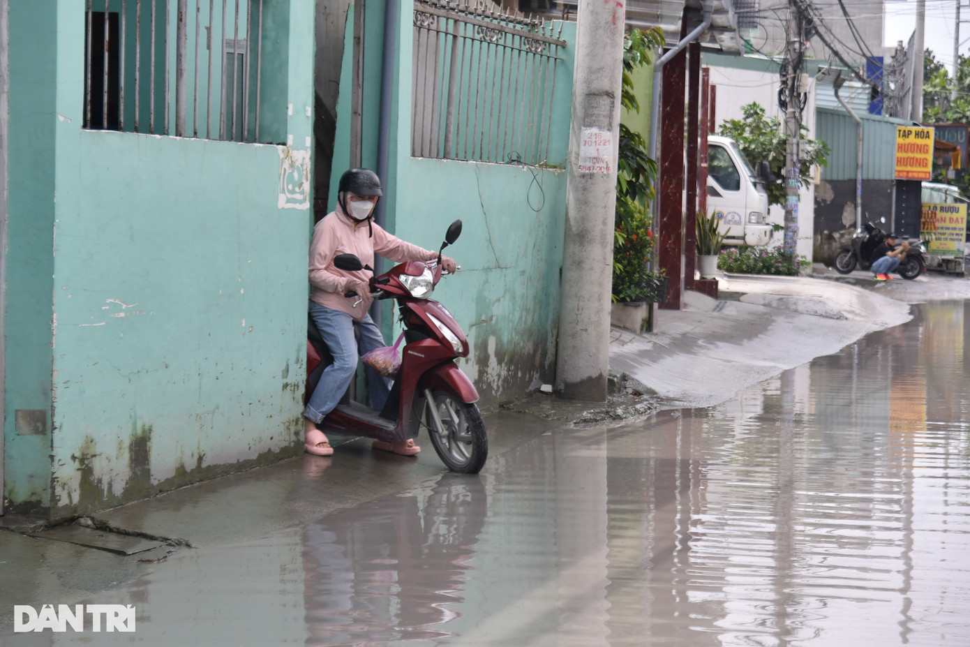 ''Có đoạn sâu đến nửa mét, chỉ có người dân sinh sống ở đây quen đường thì mới dám đi chứ người lạ là ngã ngay vì đường nhiều ổ gà, ổ voi nữa không chỉ mỗi ngập'', chị Kim Thoa bức xúc.