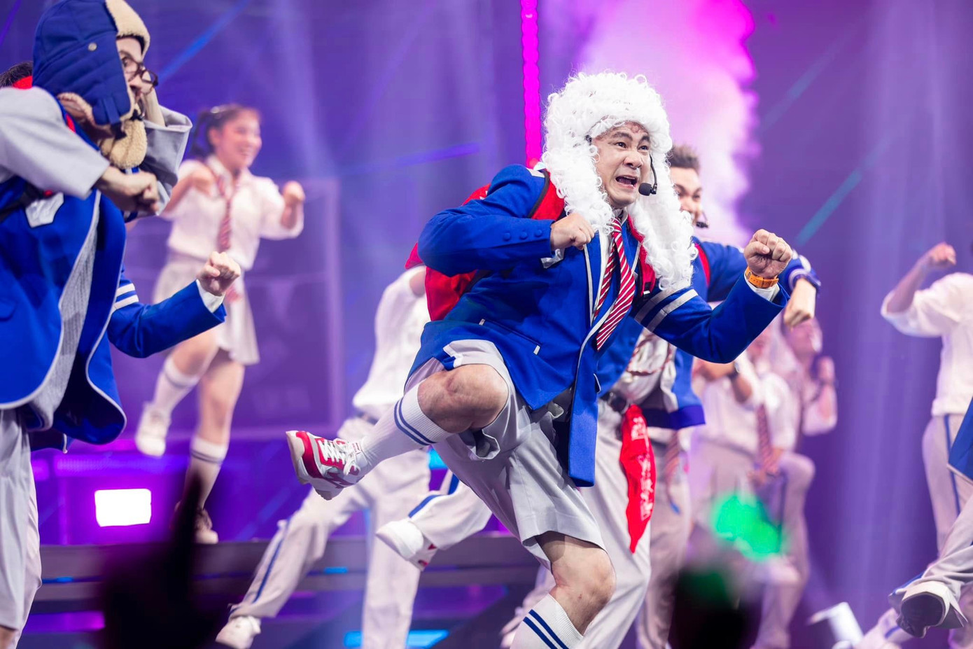 NSND Tự Long là anh tài được yêu thích trong show Anh trai vượt ngàn chông gai. NSND Tự Long là anh tài được yêu thích trong show Anh trai vượt ngàn chông gai.