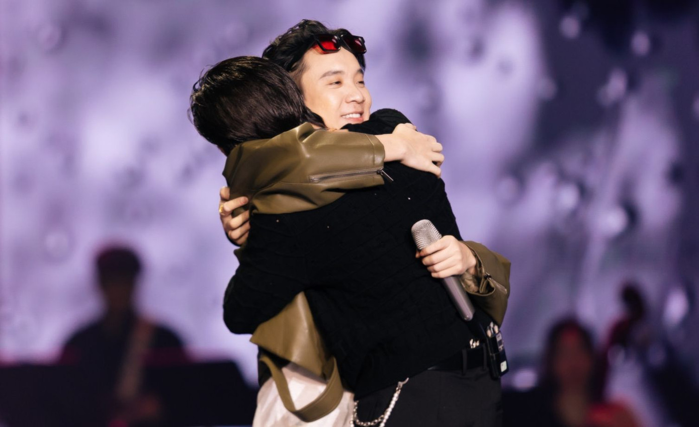 Một trong những khoảnh khắc xúc động nhất đêm diễn là màn song ca giữa Soobin và JustaTee - người anh thân thiết đã đồng hành cùng anh trong những năm tháng đầu sự nghiệp. Giọng ca Dancing in the dark đã không kìm được cảm xúc, bật khóc trên sân khấu.