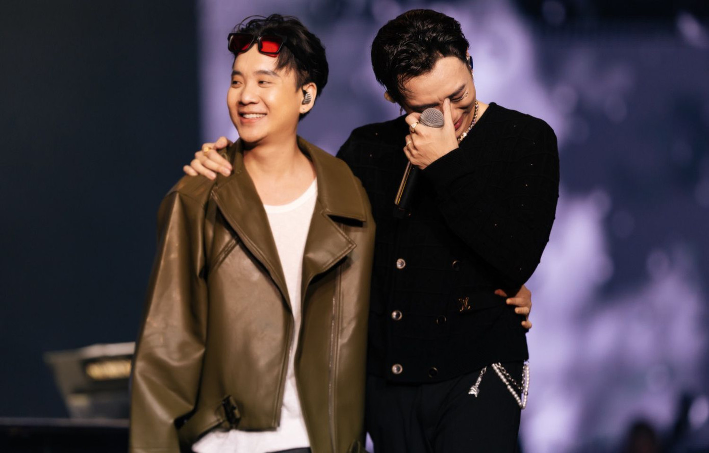 Một trong những khoảnh khắc xúc động nhất đêm diễn là màn song ca giữa Soobin và JustaTee - người anh thân thiết đã đồng hành cùng anh trong những năm tháng đầu sự nghiệp. Giọng ca Dancing in the dark đã không kìm được cảm xúc, bật khóc trên sân khấu.