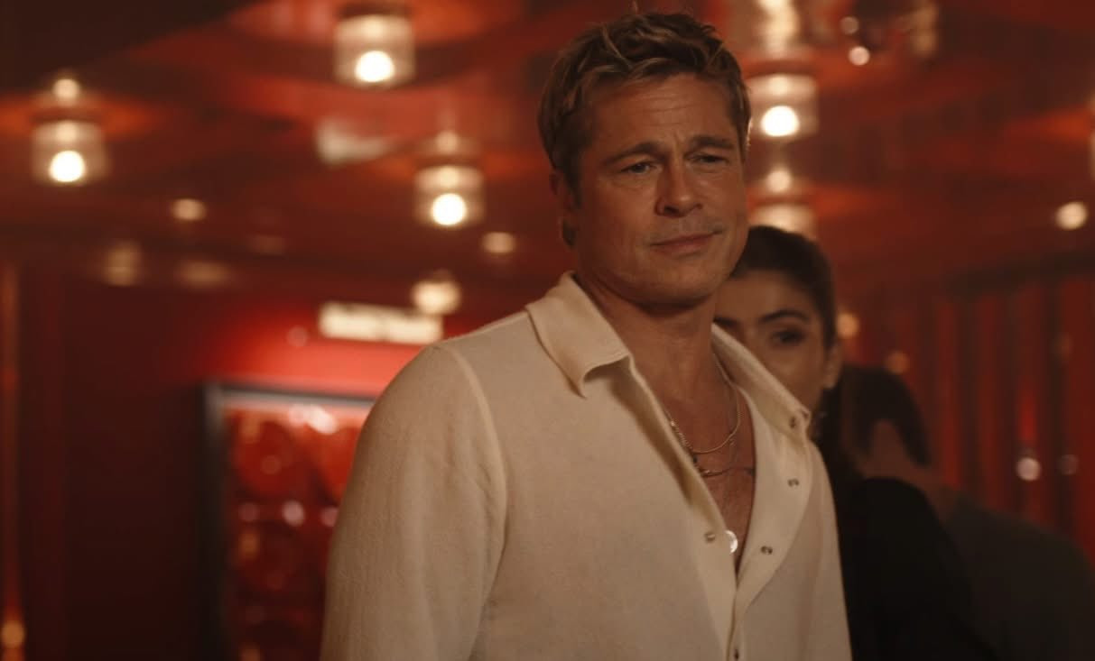 Phân cảnh từ bộ phim về đường đua F1 có sự xuất hiện của tài tử Brad Pitt xuất hiện trong MV của Rosé. Phân cảnh từ bộ phim về đường đua F1 có sự xuất hiện của tài tử Brad Pitt xuất hiện trong MV của Rosé.