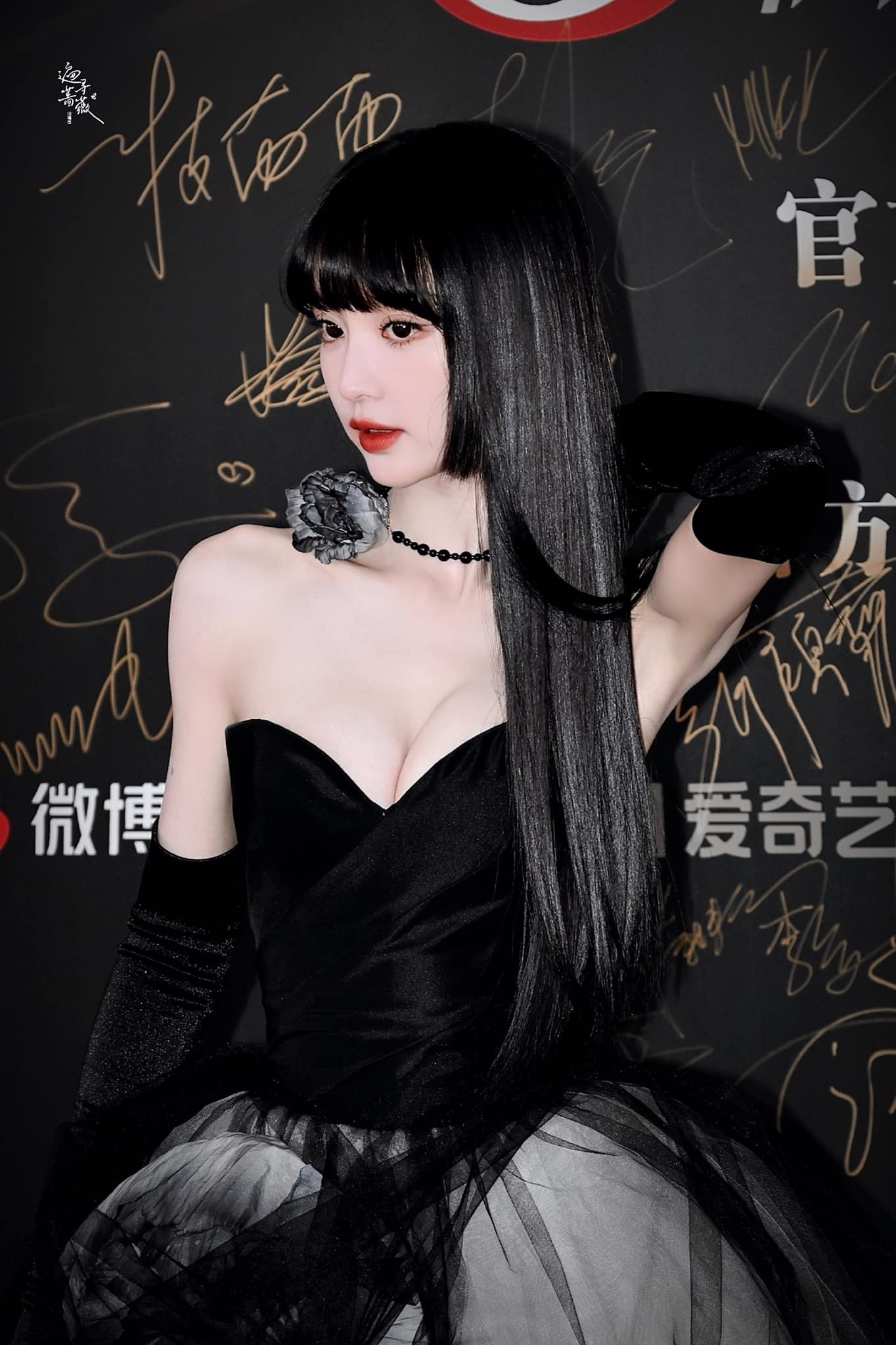 Phong cách gợi cảm với váy cúp ngực của ngôi sao đang lên Điền Hi Vi. Cô nhận giải diễn viên đột phá của năm trên Weibo. Phong cách gợi cảm với váy cúp ngực của ngôi sao đang lên Điền Hi Vi. Cô nhận giải diễn viên đột phá của năm trên Weibo.