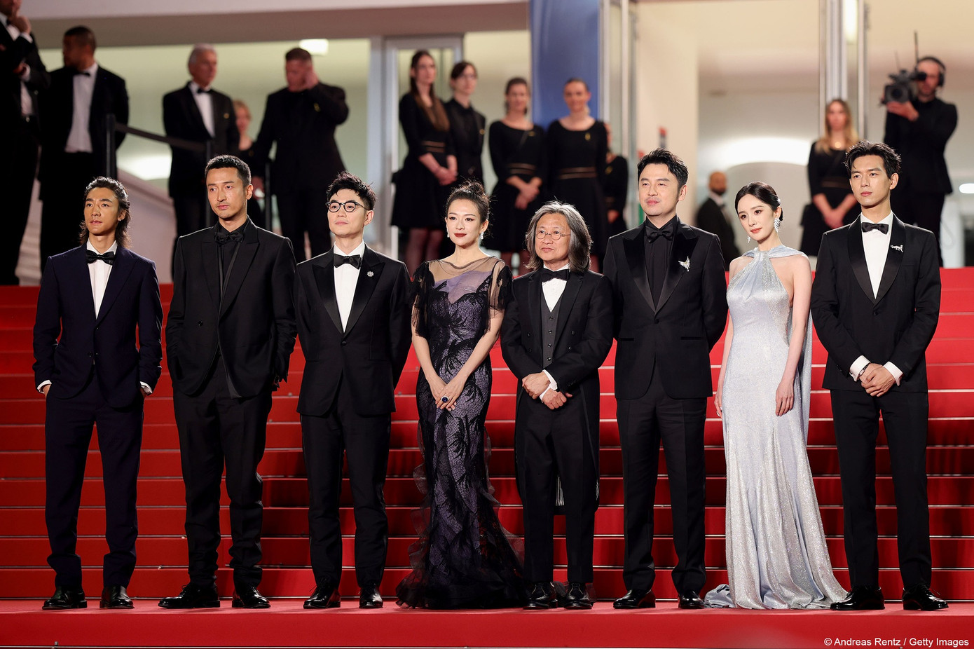 Thảm đỏ LHP Cannes ngày thứ 11, đoàn phim Tương viên lộng (tựa tiếng Anh: She’s got no name) xuất hiện. Thay vì danh sách 14 người như tin đồn, chỉ có 9 người xuất hiện, dẫn đoàn là đạo diễn Trần Khả Tân. Từ trái sang: Thử Sa, Vương Truyền Quân, Đại Bằng, Chương Tử Di, Trần Khả Tân, Lôi Giai Âm, Dương Mịch, Lý Hiện.