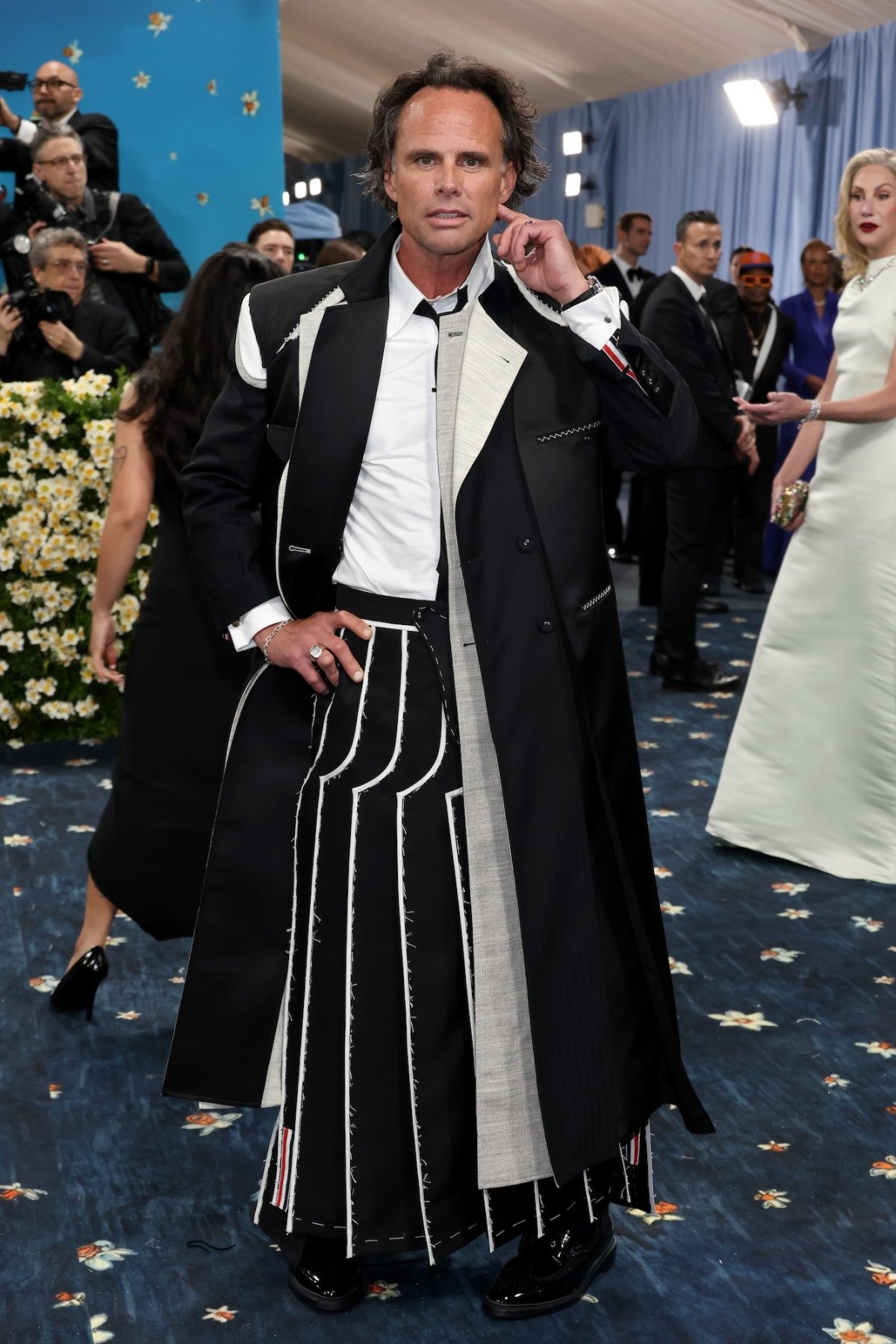 Walton Goggins đang có thời kỳ đỉnh cao nhờ The White Lotus, nhưng bộ trang phục lần này của anh lại trông như thể vẫn còn dang dở, thiếu sự chỉn chu cần thiết cho đêm thời trang đình đám.