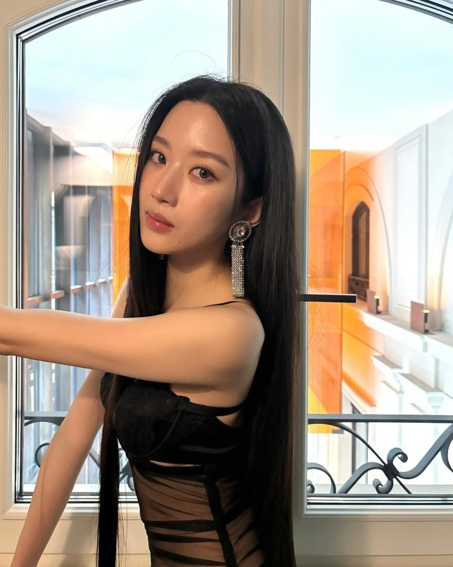 Trên một diễn đàn trực tuyến, cư dân mạng Hàn Quốc khen ngợi ngoại hình của nữ thần tượng, bên cạnh đó bày tỏ sự bất bình, chê bai thương hiệu và trang phục. Ảnh: Instagram. Trên một diễn đàn trực tuyến, cư dân mạng Hàn Quốc khen ngợi ngoại hình của nữ thần tượng, bên cạnh đó bày tỏ sự bất bình, chê bai thương hiệu và trang phục. Ảnh: Instagram.