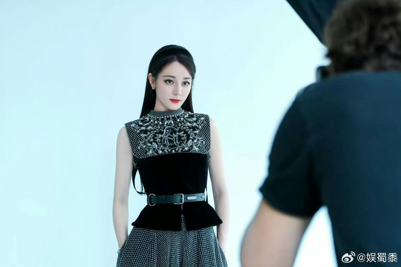 Bên cạnh các ngôi sao Hàn Quốc, dàn sao Trung cũng được chú ý. Địch Lệ Nhiệt Ba mặc trang phục trong BST Dior Cruise 2025 của nhà mốt. Tạo hình của nữ diễn viên được khen sang trọng, có điểm nhấn.