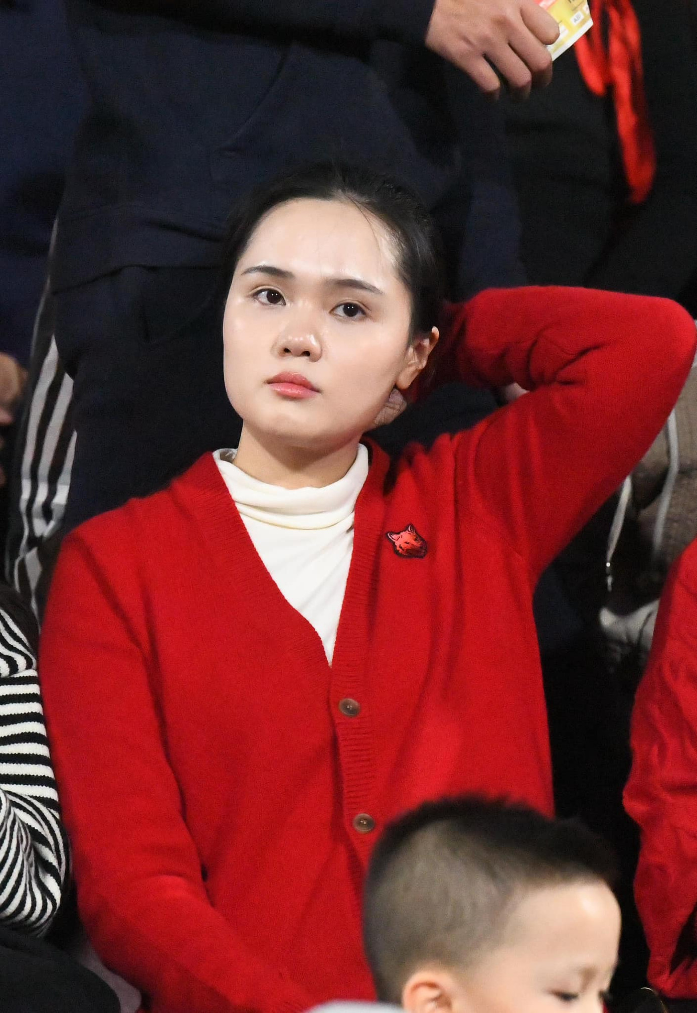 Quỳnh Anh (áo đỏ) diện đồ hiệu nhưng bị chê phong cách thời trang. Quỳnh Anh (áo đỏ) diện đồ hiệu nhưng bị chê phong cách thời trang.