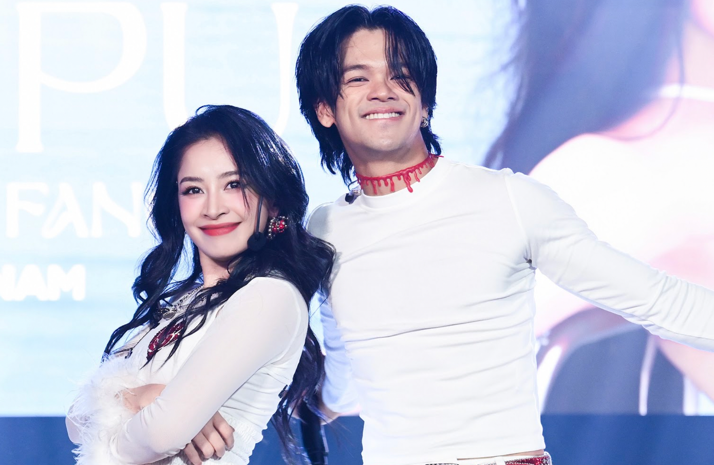 Cô mang sân khấu Đóa hoa hồng từng thể hiện trong Chị đẹp bản Trung biểu diễn ở fan meeting.