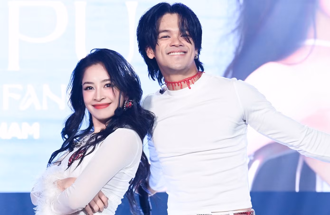 Cô mang sân khấu Đóa hoa hồng từng thể hiện trong Chị đẹp bản Trung biểu diễn ở fan meeting.