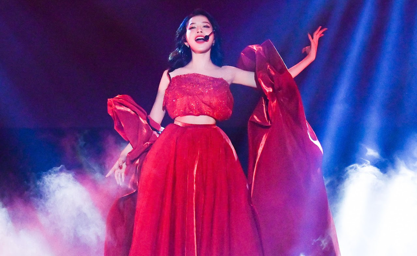 Cô mang sân khấu Đóa hoa hồng từng thể hiện trong Chị đẹp bản Trung biểu diễn ở fan meeting.