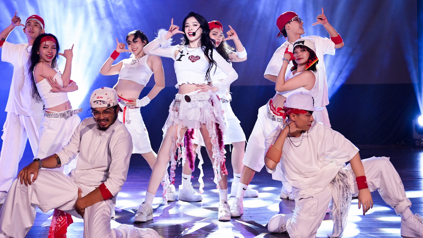 Cô mang sân khấu Đóa hoa hồng từng thể hiện trong Chị đẹp bản Trung biểu diễn ở fan meeting.