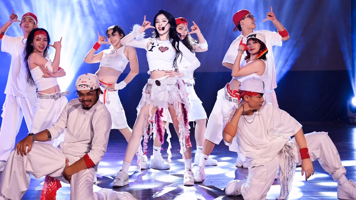 Cô mang sân khấu Đóa hoa hồng từng thể hiện trong Chị đẹp bản Trung biểu diễn ở fan meeting.