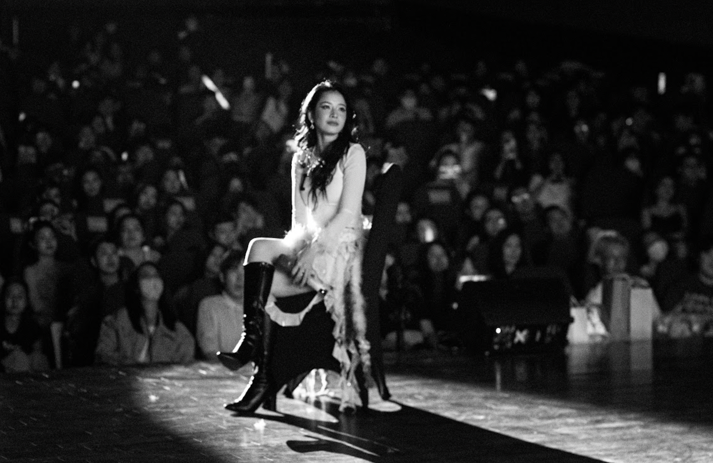 Chi Pu khóc khi xem video tranh cát của fan.