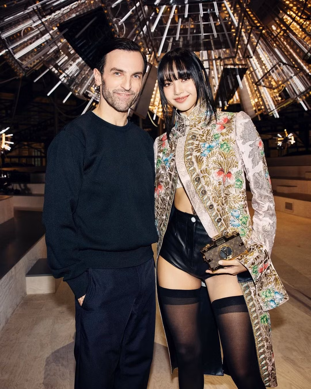 Lisa dự show theo lời mời của Nicolas Ghesquière - Giám đốc sáng tạo Louis Vuitton từ năm 2013. Trên trang cá nhân, cô gửi lời cảm ơn đến nhà thiết kế: “Chúc mừng 10 năm của Nicolas Ghesquière. Cảm ơn vì đã mời tôi đến, buổi biểu diễn cuối của tuần lễ thời trang kết thúc thật tốt đẹp”. Lisa dự show theo lời mời của Nicolas Ghesquière - Giám đốc sáng tạo Louis Vuitton từ năm 2013. Trên trang cá nhân, cô gửi lời cảm ơn đến nhà thiết kế: “Chúc mừng 10 năm của Nicolas Ghesquière. Cảm ơn vì đã mời tôi đến, buổi biểu diễn cuối của tuần lễ thời trang kết thúc thật tốt đẹp”.