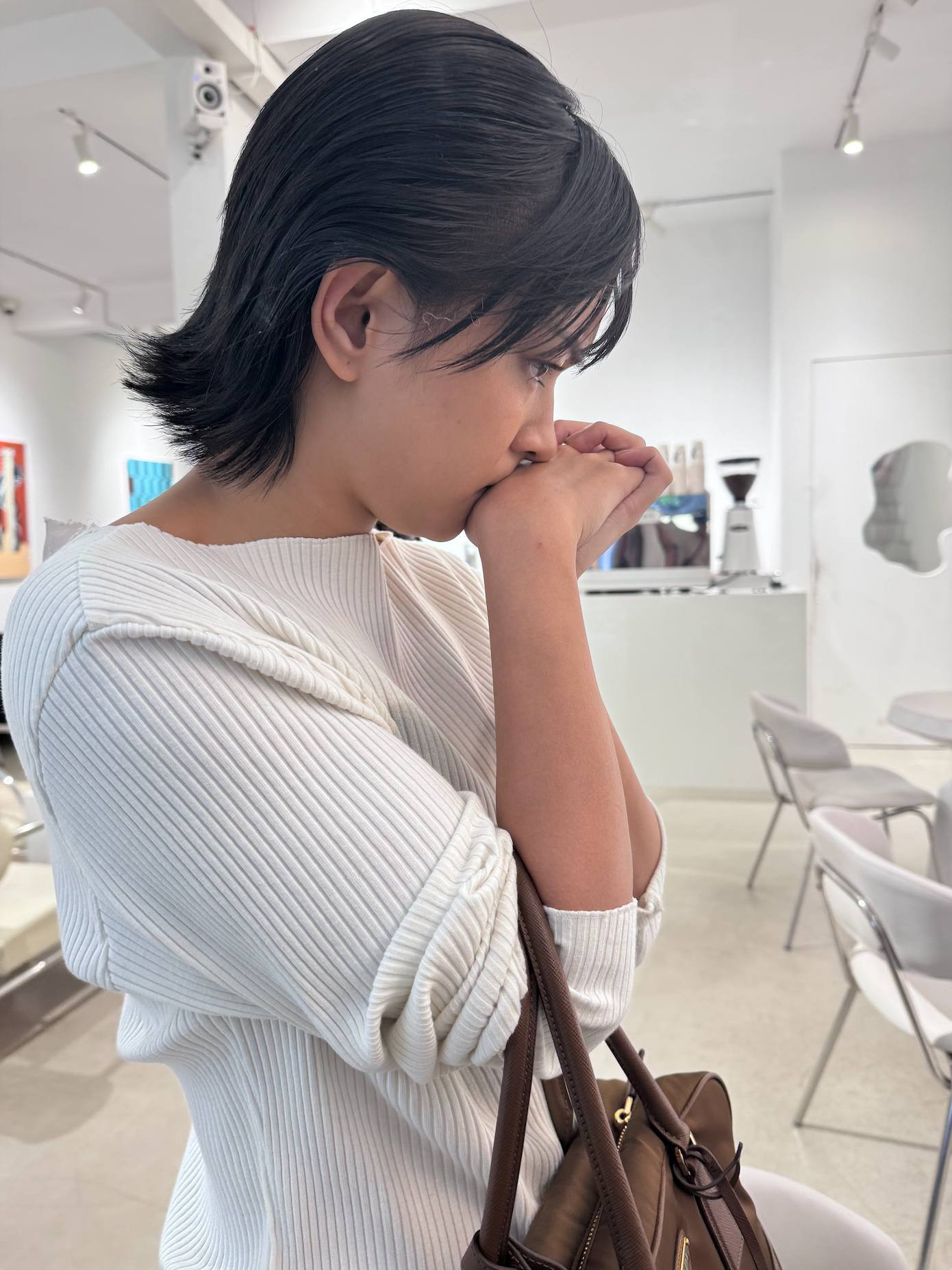 Châu Bùi bàng hoàng khi phát hiện cô bị quay lén khi đang thay đồ tại nhà vệ sinh thuộc studio nổi tiếng ở TP.HCM.