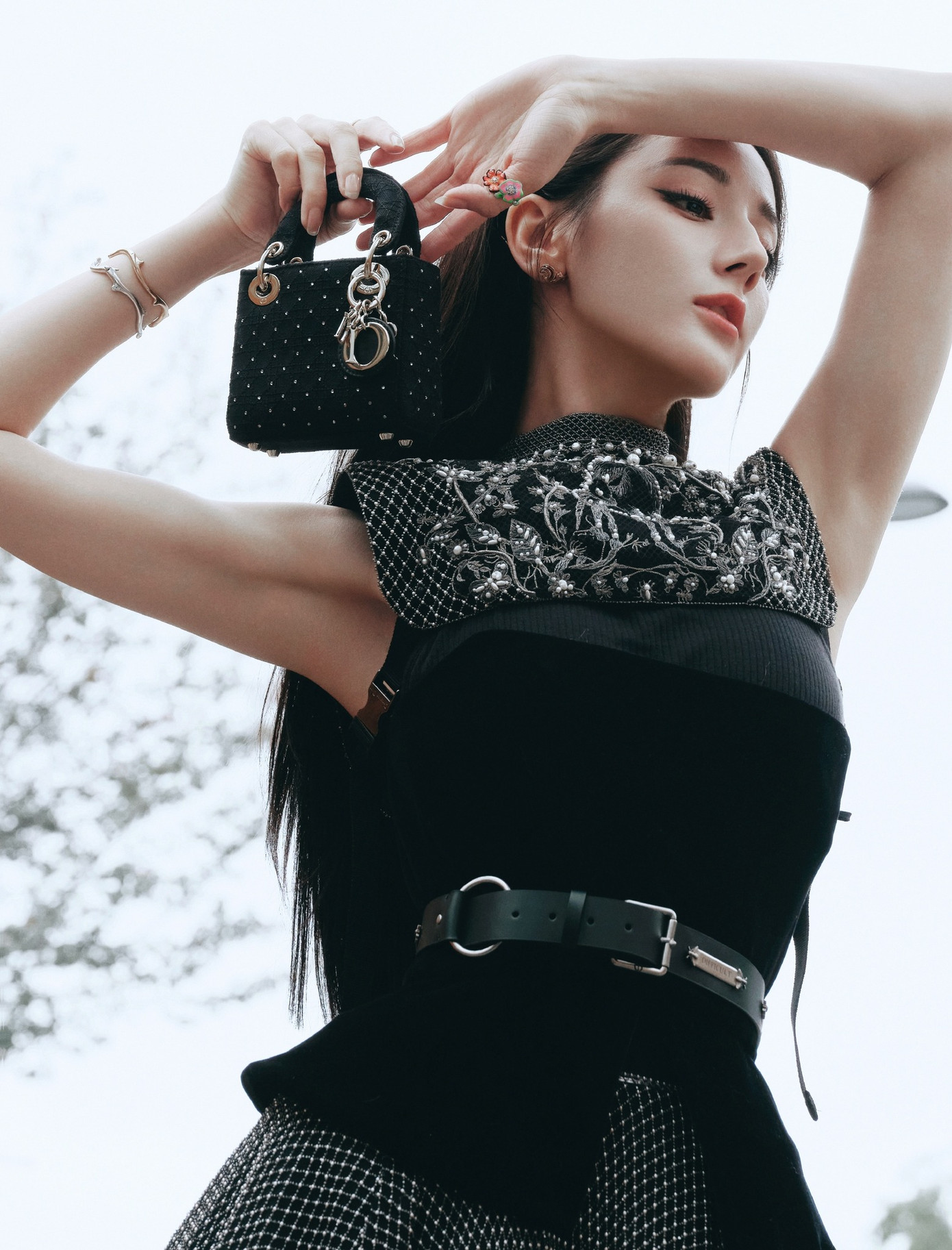 Ảnh đã qua chỉnh sửa do phòng làm việc của Địch Lệ Nhiệt Ba đăng tải.