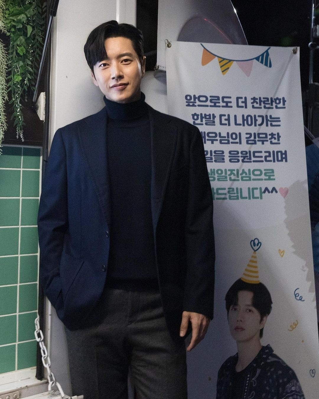 "Bất cứ khi nào hẹn hò với ai đó, tôi luôn luôn nghĩ đến khả năng có thể kết hôn. Tôi luôn nghĩ về hôn nhân. Đó là lý do tôi thực sự cảm thấy khó khăn khi bắt đầu mối quan hệ. Nếu tôi hẹn hò với ai đó trong tương lai tôi nghĩ rằng tôi sẽ xem xét chuyện hôn nhân" - nam diễn viên chia sẻ. Nam diễn viên tập trung vào sự nghiệp hơn chuyện tình yêu. Anh cho rằng một trong những lý do vì anh quá bận rộn, không thể chăm sóc tốt nếu có bạn gái. "Bất cứ khi nào hẹn hò với ai đó, tôi luôn luôn nghĩ đến khả năng có thể kết hôn. Tôi luôn nghĩ về hôn nhân. Đó là lý do tôi thực sự cảm thấy khó khăn khi bắt đầu mối quan hệ. Nếu tôi hẹn hò với ai đó trong tương lai tôi nghĩ rằng tôi sẽ xem xét chuyện hôn nhân" - nam diễn viên chia sẻ. Nam diễn viên tập trung vào sự nghiệp hơn chuyện tình yêu. Anh cho rằng một trong những lý do vì anh quá bận rộn, không thể chăm sóc tốt nếu có bạn gái.