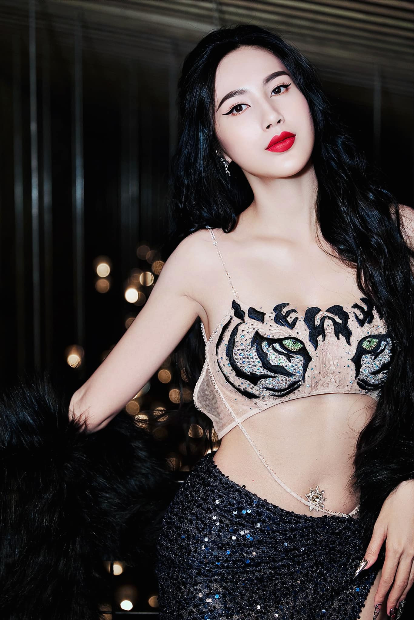 Thu Minh (bìa trái) và Thủy Tiên (bìa phải) là hai ca sĩ được cư dân mạng nghi ngờ là nhân vật bị Khánh Thi tố nợ 80 triệu đồng chưa trả. Thu Minh (bìa trái) và Thủy Tiên (bìa phải) là hai ca sĩ được cư dân mạng nghi ngờ là nhân vật bị Khánh Thi tố nợ 80 triệu đồng chưa trả.