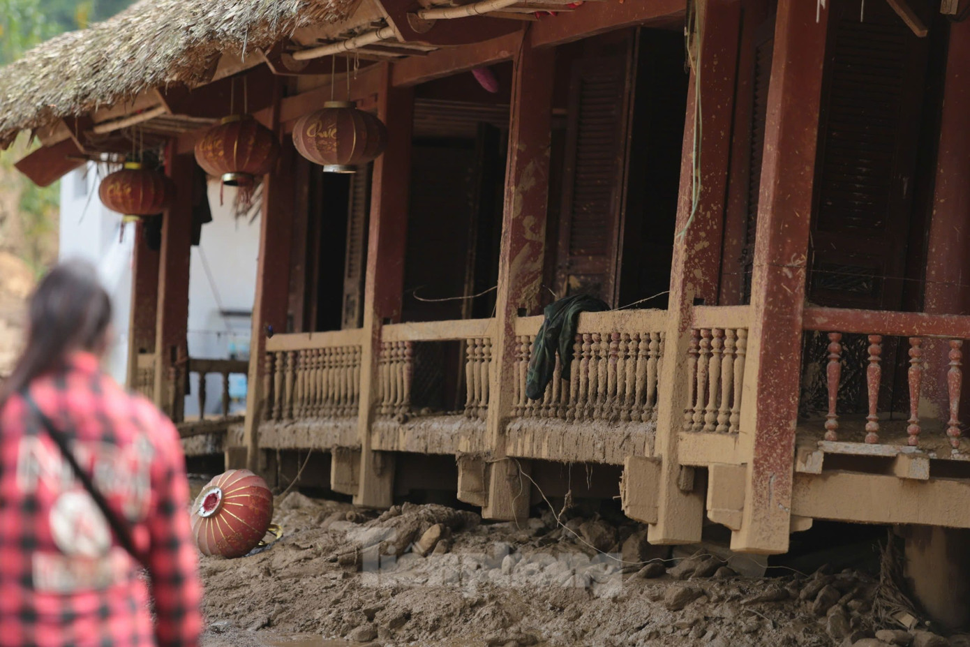 Hiện trường nơi xảy ra vụ lũ quét kinh hoàng. Những gì còn lại chỉ là đống đổ nát, bùn đất và gương mặt tuyệt vọng của những người sống sót nóng lòng chờ tin tức người thân mất tích. Ảnh: Hân Nguyễn.