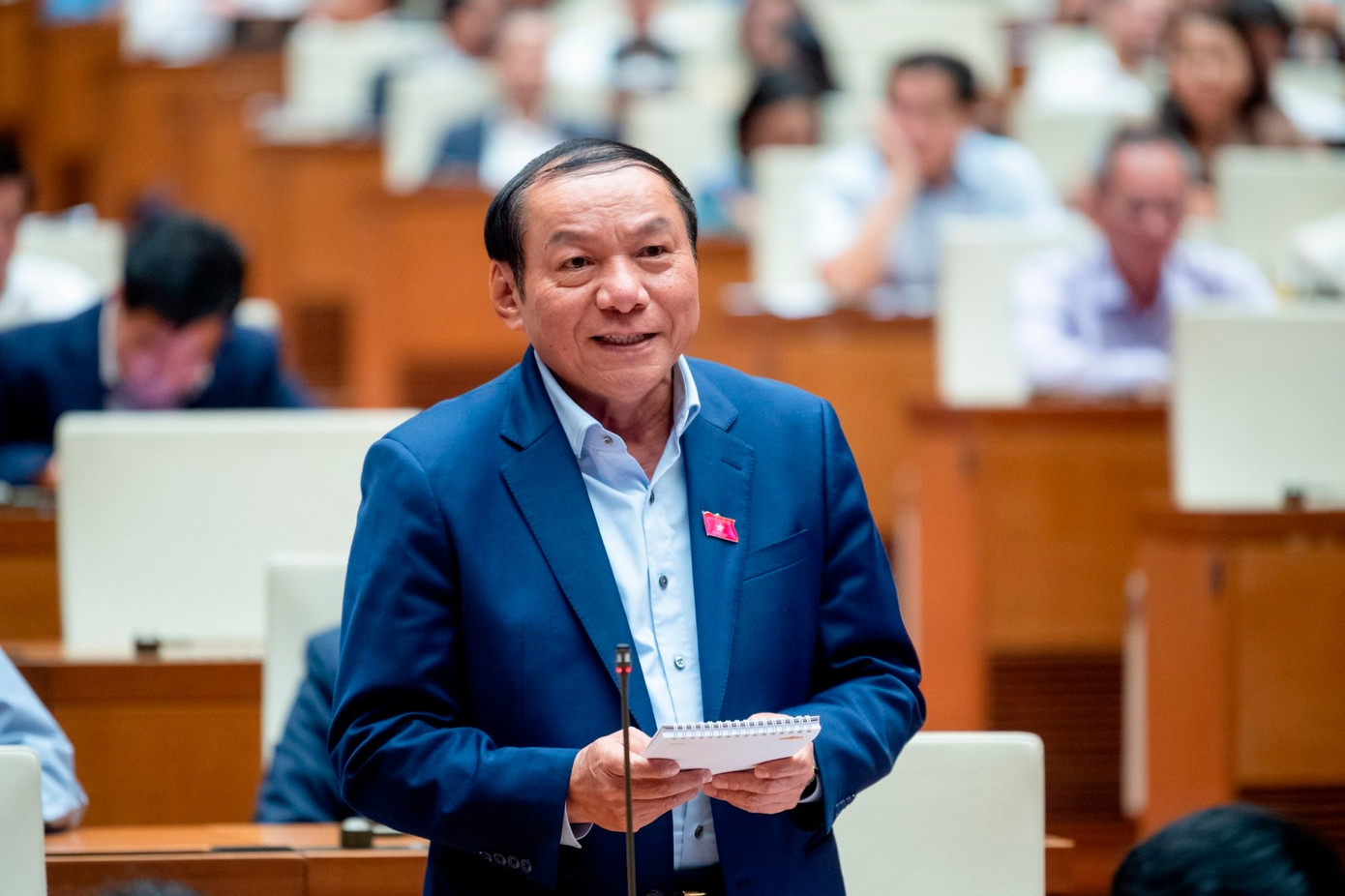 Bộ trưởng Bộ Văn hóa, Thể thao và Du lịch Nguyễn Văn Hùng trả lời chất vấn. Bộ trưởng Bộ Văn hóa, Thể thao và Du lịch Nguyễn Văn Hùng trả lời chất vấn.