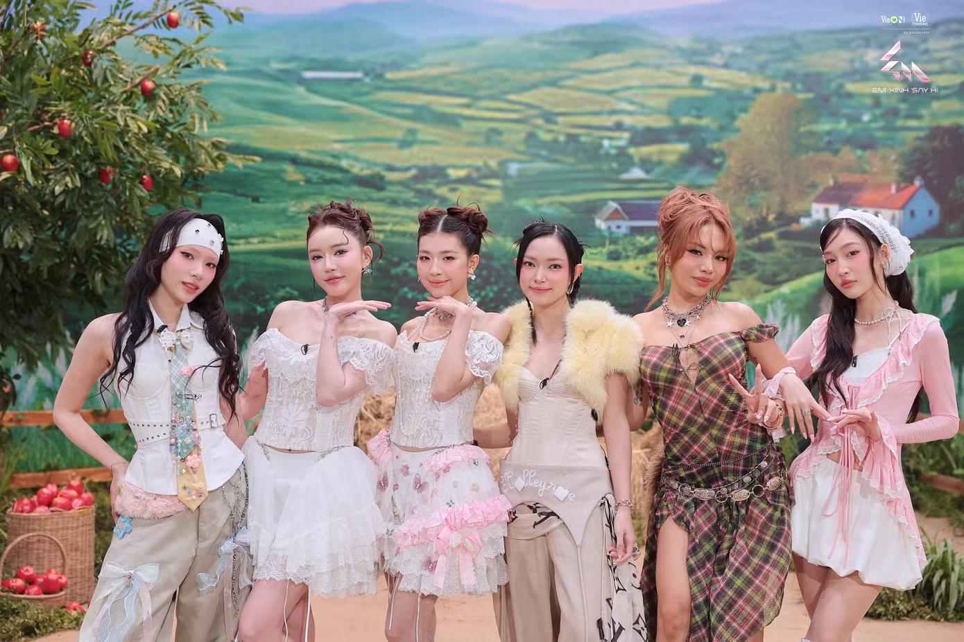 Chương trình Em xinh say hi phủ sóng top trending với những sân khấu trình diễn hút triệu view của các nữ nghệ sĩ. Ảnh: NSX. Chương trình Em xinh say hi phủ sóng top trending với những sân khấu trình diễn hút triệu view của các nữ nghệ sĩ. Ảnh: NSX.