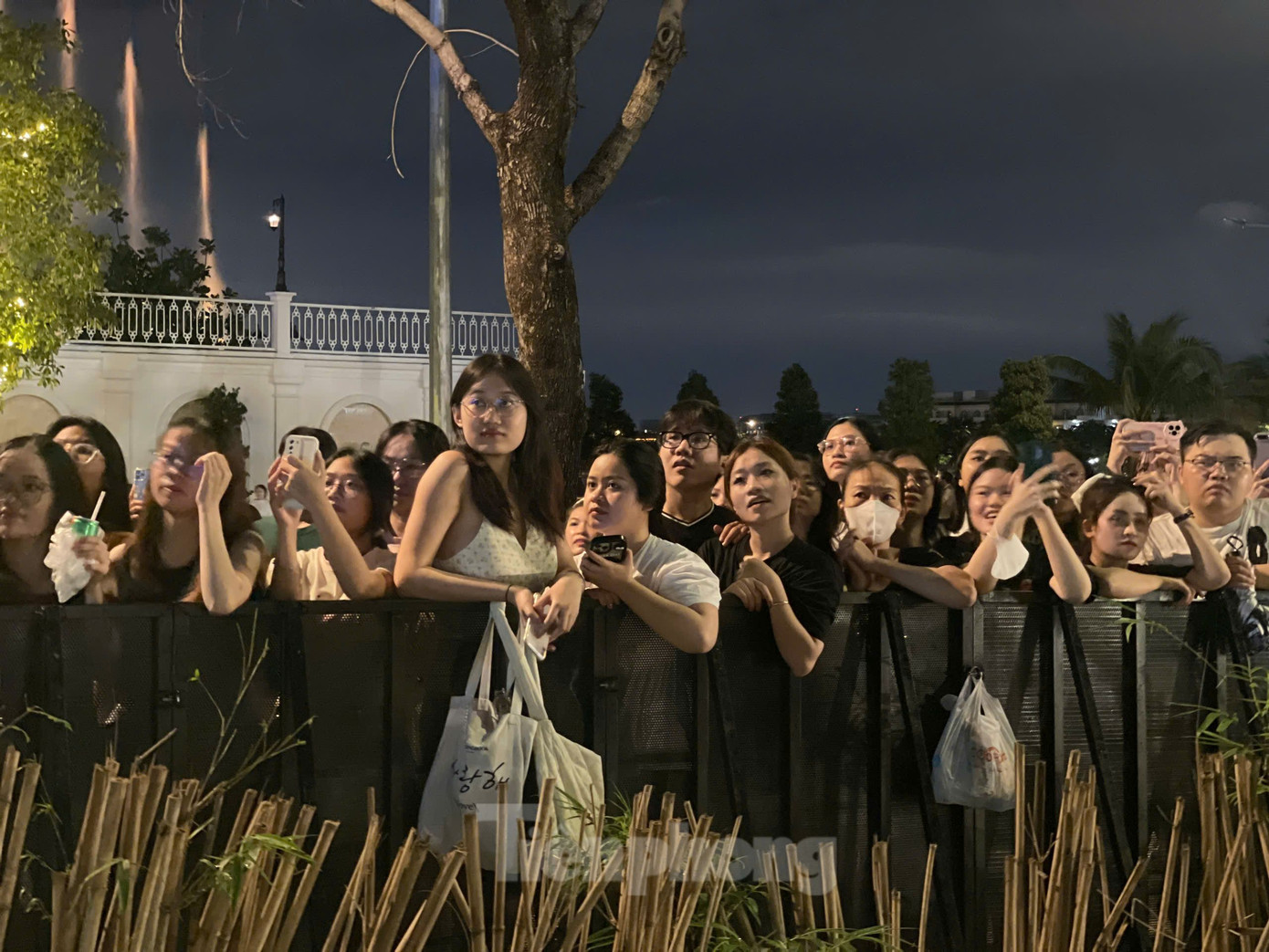 Hồi chiều, mưa lớn xảy ra ở khu vực tổ chức concert. Hàng nghìn khán giả đội mưa, sẵn sàng bước vào nhạc hội cùng 29 anh trai. Hôm nay, Negav không có mặt do vướng lùm xùm đời tư. Ảnh: Phạm Nguyễn. Hồi chiều, mưa lớn xảy ra ở khu vực tổ chức concert. Hàng nghìn khán giả đội mưa, sẵn sàng bước vào nhạc hội cùng 29 anh trai. Hôm nay, Negav không có mặt do vướng lùm xùm đời tư. Ảnh: Phạm Nguyễn.