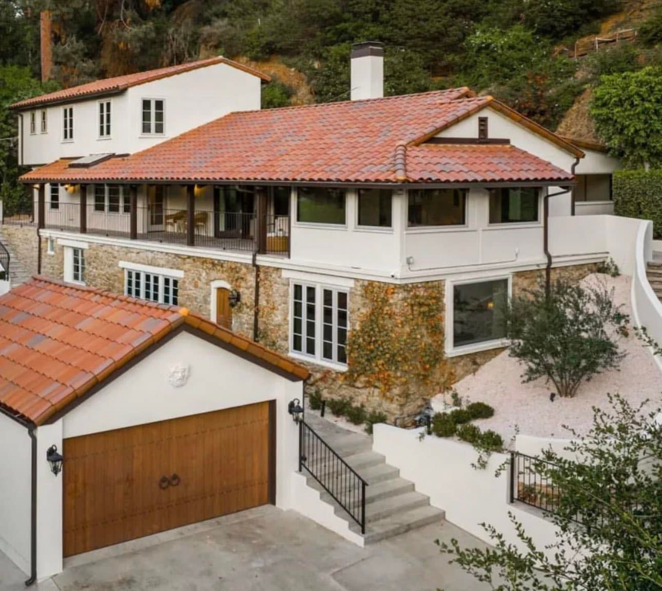 Ngôi nhà có diện tích lớn, nhìn ra những ngọn đồi và thiên nhiên bao quanh. Ngôi nhà có diện tích lớn, nhìn ra những ngọn đồi và thiên nhiên bao quanh.