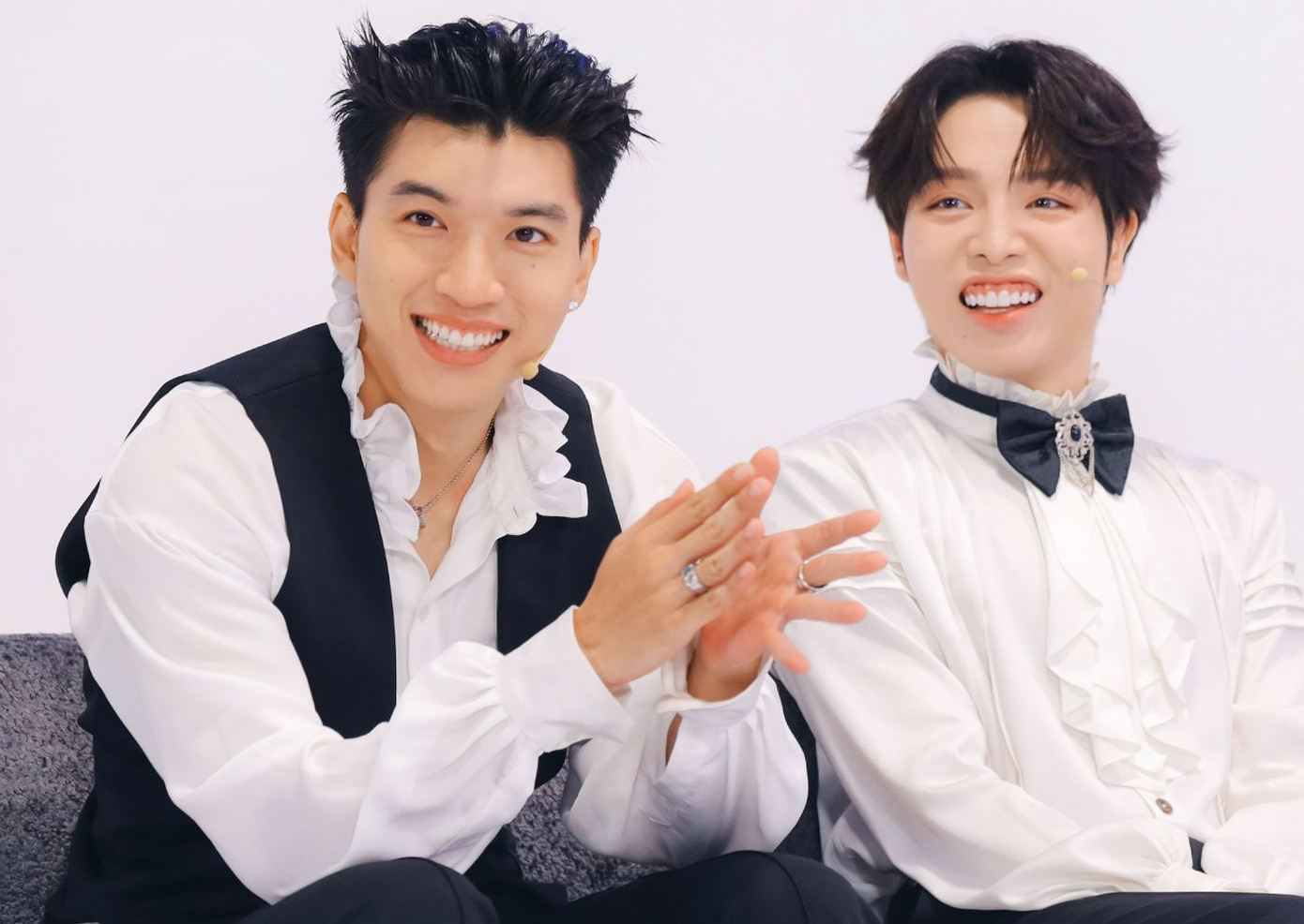 Hieuthuhai (trái) và Đức Phúc chung đội trong livestage 1 bài hát Nỗi đau ngây dại. Hieuthuhai bị nhận xét sến sẩm, gượng gạo với concept hoàng tử - công chúa. Rapper từ chối hợp tác với Đức Phúc livestage 2 vì muốn tạo cơ hội cho các đồng nghiệp khác.