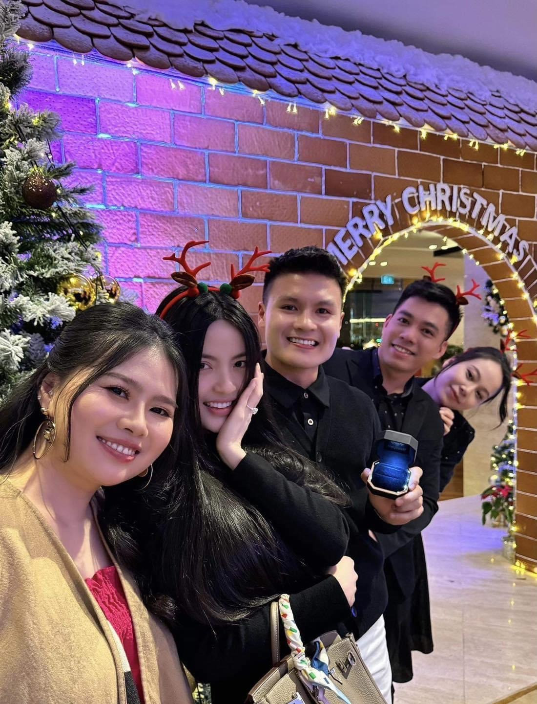 Sau 3 năm yêu, cả hai mới công khai mối quan hệ. Ngày 20/12, tiền vệ 26 tuổi cùng họ hàng đã có mặt tại nhà cô dâu Chu Thanh Huyền ở xã Kim Sơn, Sơn Tây làm lễ dạm ngõ. Sau đó, hai bên tổ chức lễ ăn hỏi vào Tết dương lịch 1/1/2024. Sau 3 năm yêu, cả hai mới công khai mối quan hệ. Ngày 20/12, tiền vệ 26 tuổi cùng họ hàng đã có mặt tại nhà cô dâu Chu Thanh Huyền ở xã Kim Sơn, Sơn Tây làm lễ dạm ngõ. Sau đó, hai bên tổ chức lễ ăn hỏi vào Tết dương lịch 1/1/2024.